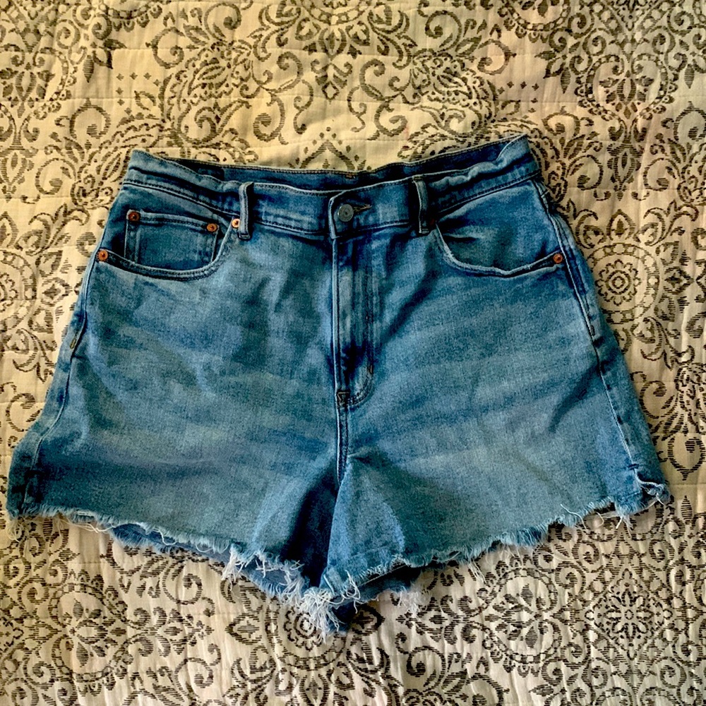 These are High Rise 90’s Boyfriend Shorts from American Eagle, size 14.